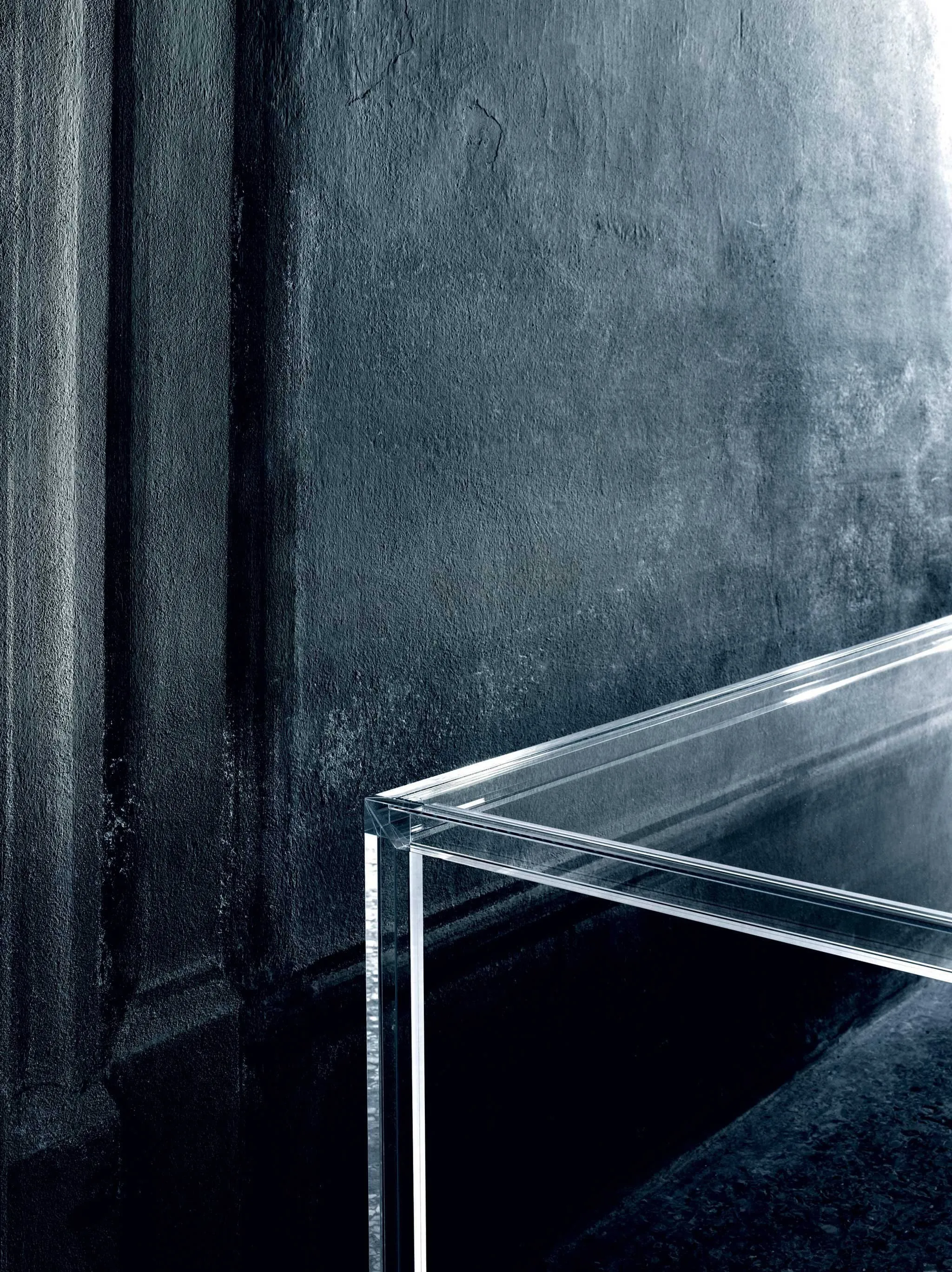 Luminous High Glass Table