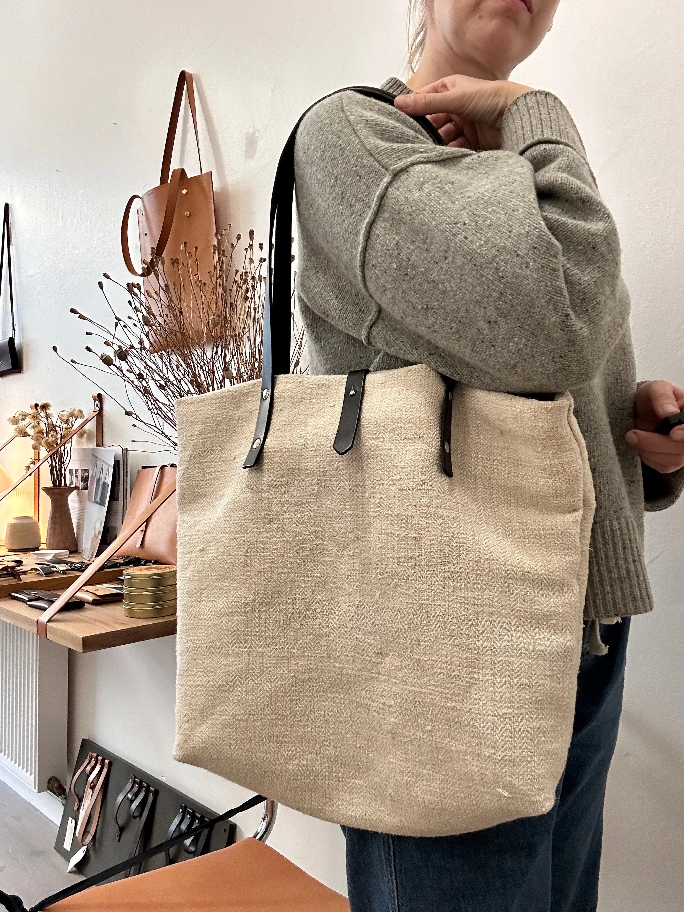 Textile tote - beige hemp with leather straps