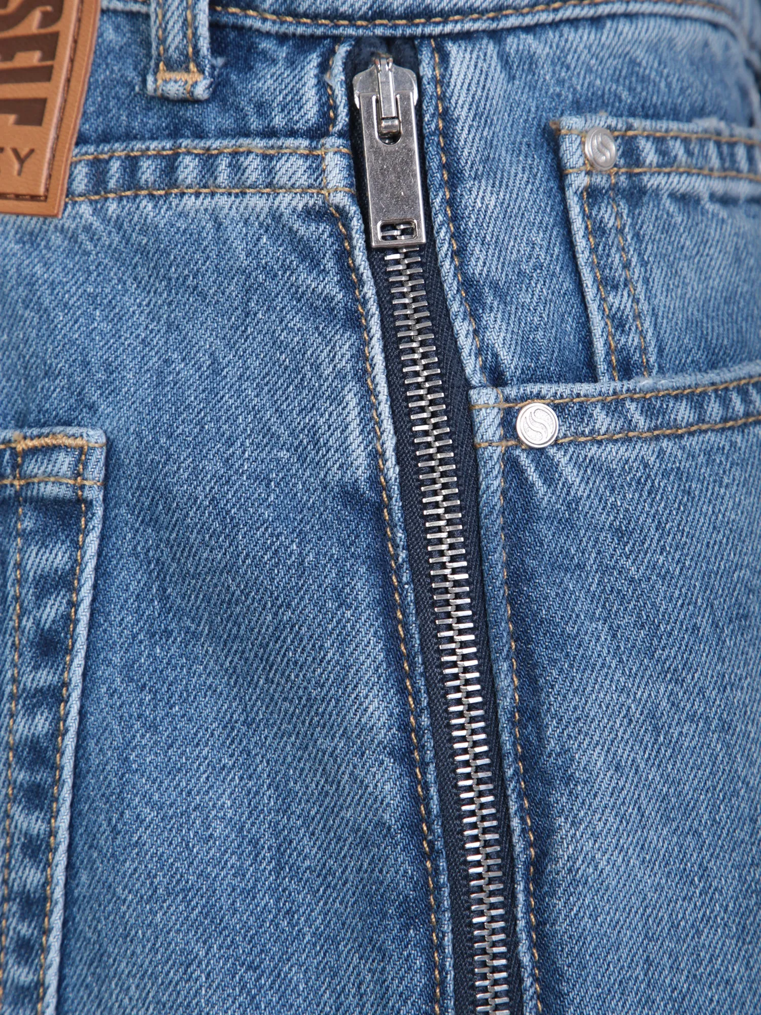 Zip details blue jeans